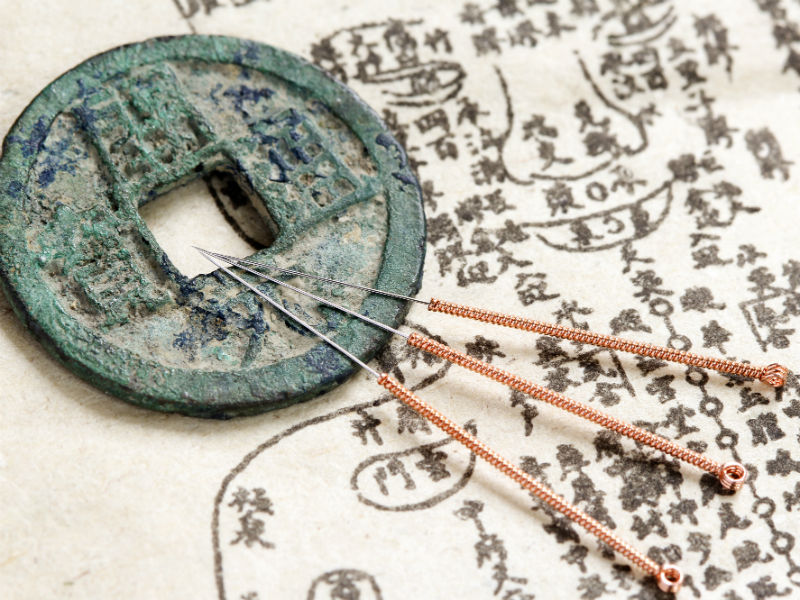 Depuis des millénaires, les Chinois se transmettent, de génération en génération, leurs méthodes et leurs théories en médecine.