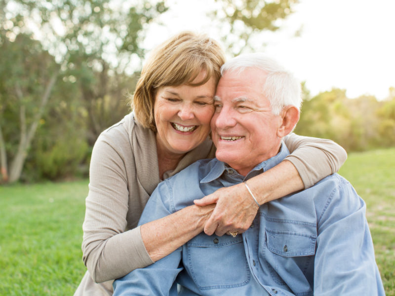 Couple senior souriant profitant de la vie grâce aux bienfaits de l’acupuncture et du bien-être naturel